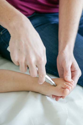 Akupunkturlaser-Behandlung am Fuß